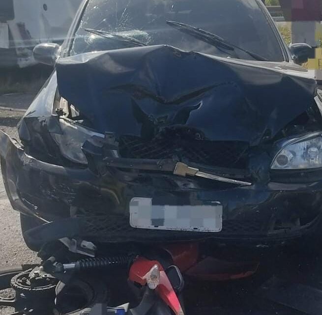 Fumaça na pista tira visibilidade de motoristas e causa colisão entre carros e moto