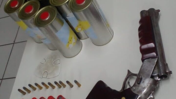 PM apreende arma, munições e latas de loló em barbearia