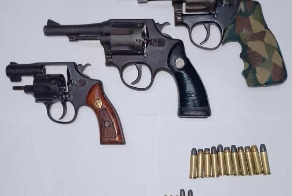 PM prende 04 passageiros em carro de aplicativo com três armas de fogo PM prende 04 passageiros em carro de aplicativo com três armas de fogo