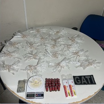 PM apreende mais de1.800 pedras de crack