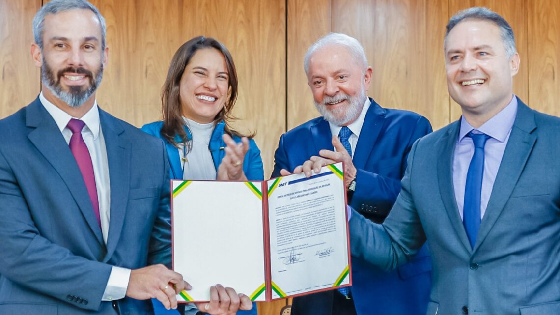 Ao lado do presidente Lula, governadora Raquel Lyra comemora assinatura da ordem de serviço da duplicação da BR-423 Ao lado do presidente Lula, governadora Raquel Lyra comemora assinatura da ordem de serviço da duplicação da BR-423