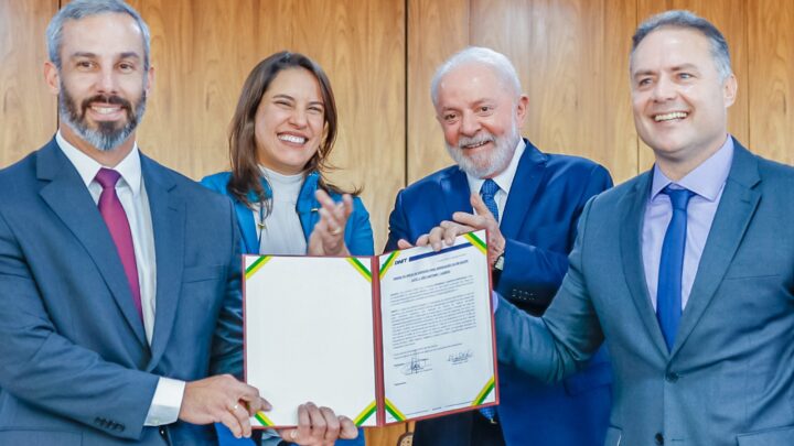 Ao lado do presidente Lula, governadora Raquel Lyra comemora assinatura da ordem de serviço da duplicação da BR-423