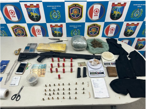 Dois suspeitos são presos por tráfico de drogase posse ilegal de arma de fogo