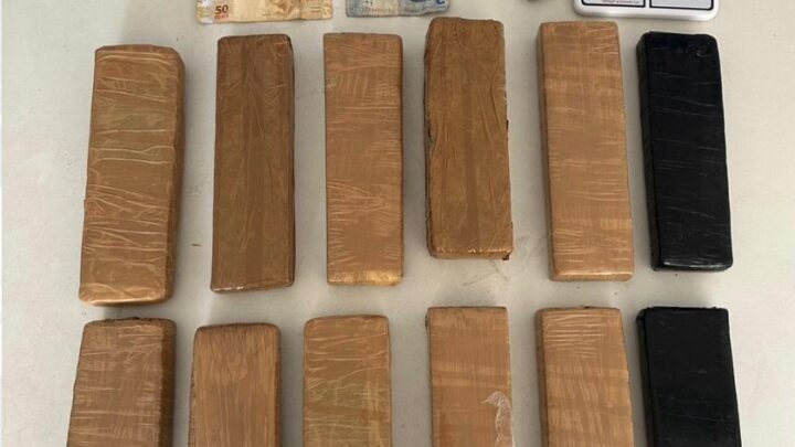 Mulher é presa com 12kg de maconha