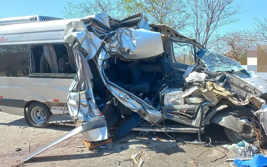 Sete mortes e vários feridos após van colidir em caminhão Sete mortes e vários feridos após van colidir em caminhão