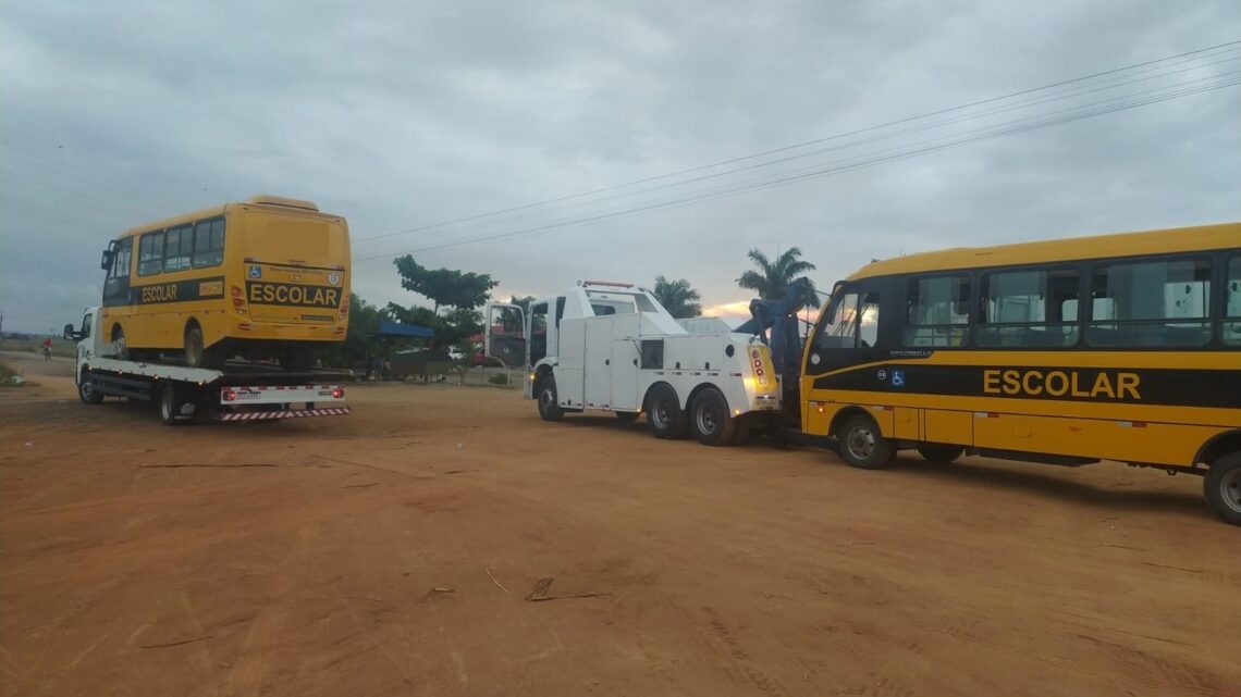 Ônibus de transporte escolar com irregularidades são recolhidos na Zona da Mata-PE Ônibus de transporte escolar com irregularidades são recolhidos na Zona da Mata-PE