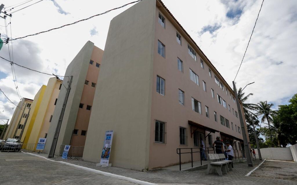 Com doação de 19 terrenos, governo Raquel Lyra garante no governo federal 10,1 mil novas habitações em Pernambuco Com doação de 19 terrenos, governo Raquel Lyra garante no governo federal 10,1 mil novas habitações em Pernambuco