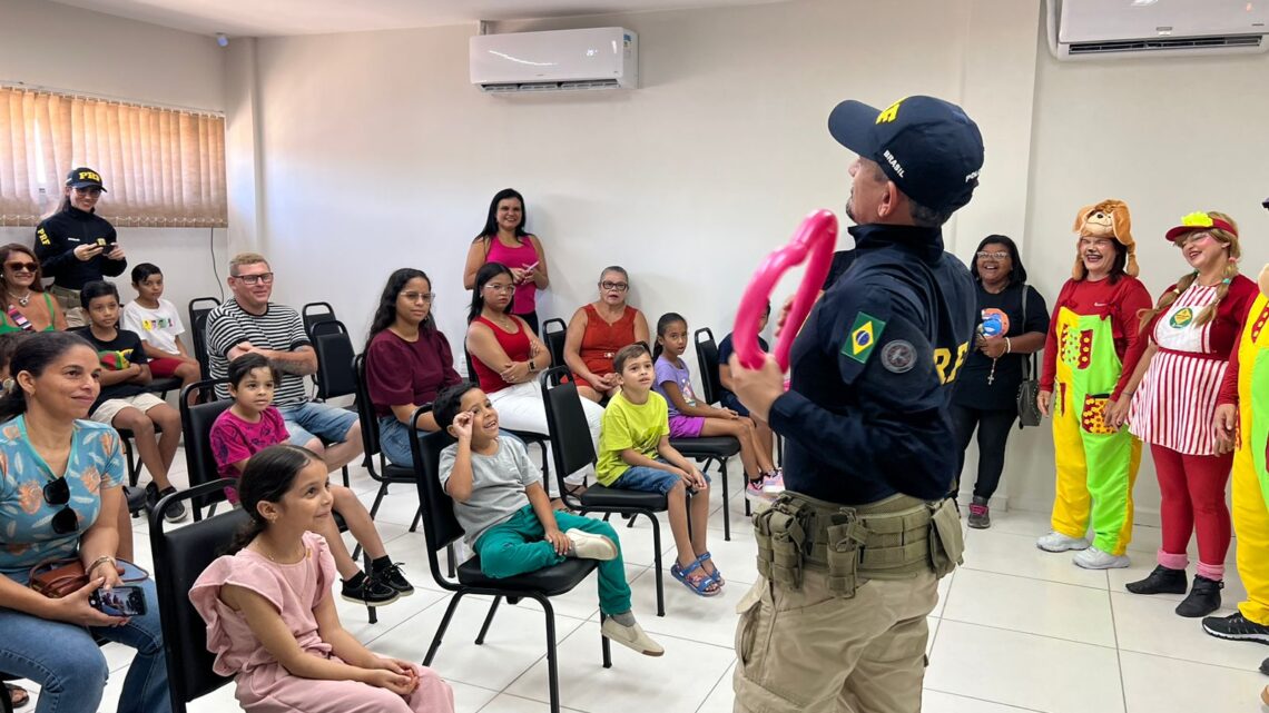 Crianças em tratamento contra o câncer ganham dia especial na PRF em Caruaru Crianças em tratamento contra o câncer ganham dia especial na PRF em Caruaru
