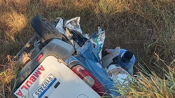 Mãe, filha e motorista morrem, após colisão frontal entre ambulância e caminhão