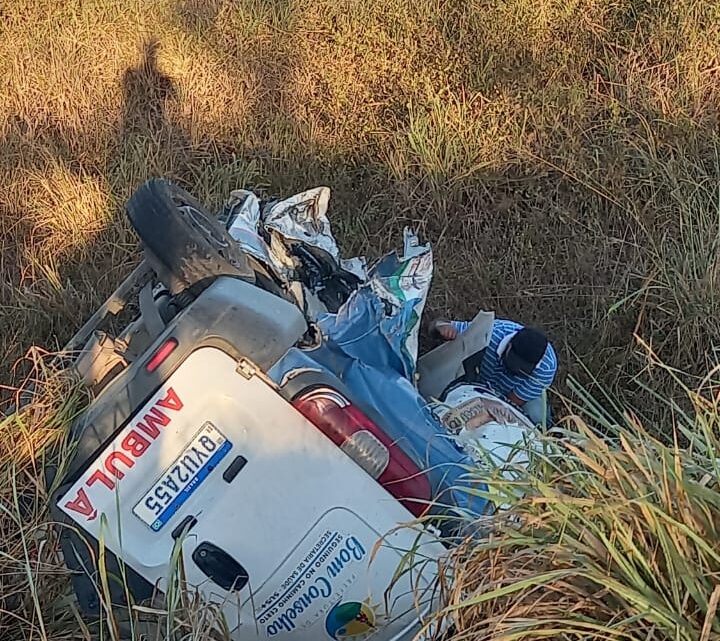 Mãe, filha e motorista morrem, após colisão frontal entre ambulância e caminhão Mãe, filha e motorista morrem, após colisão frontal entre ambulância e caminhão