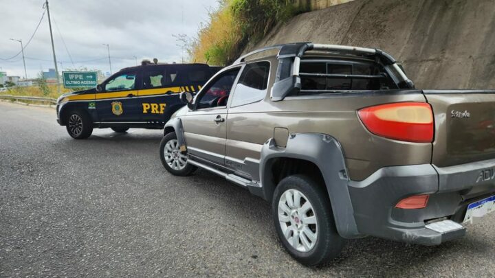 PRF recupera em Caruaru carro roubado na Bahia