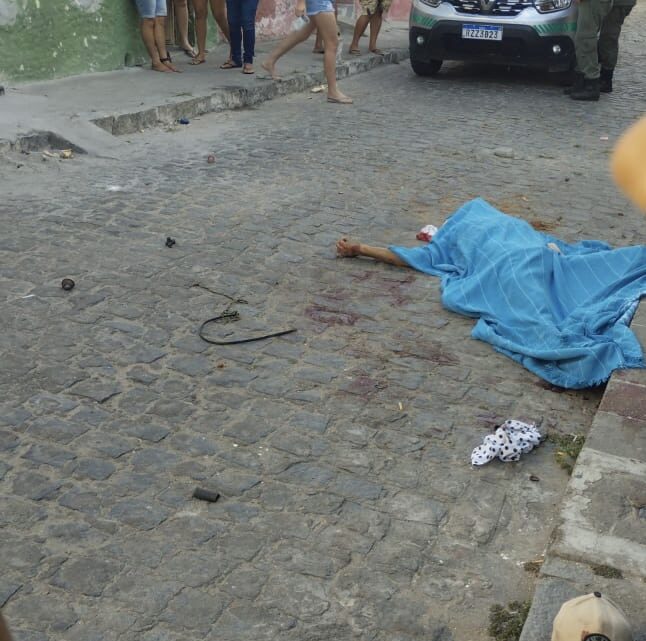 Homem é morto a golpes de faca e acusado é preso, em Caruaru