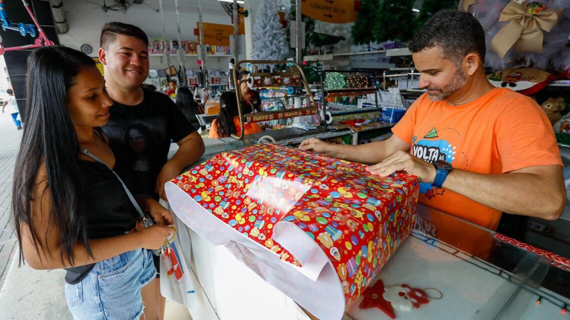 Procon Caruaru orienta sobre troca de presentes natalinos Procon Caruaru orienta sobre troca de presentes natalinos