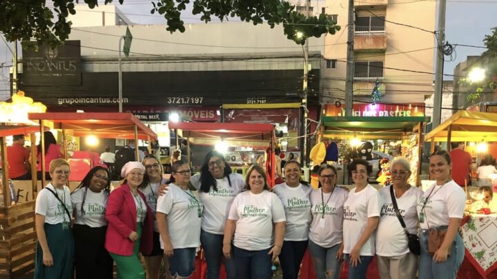 Feira de Natal da Mulher Empreendedora na Estação Ferroviária com artesanato, peças decorativas e alimentos