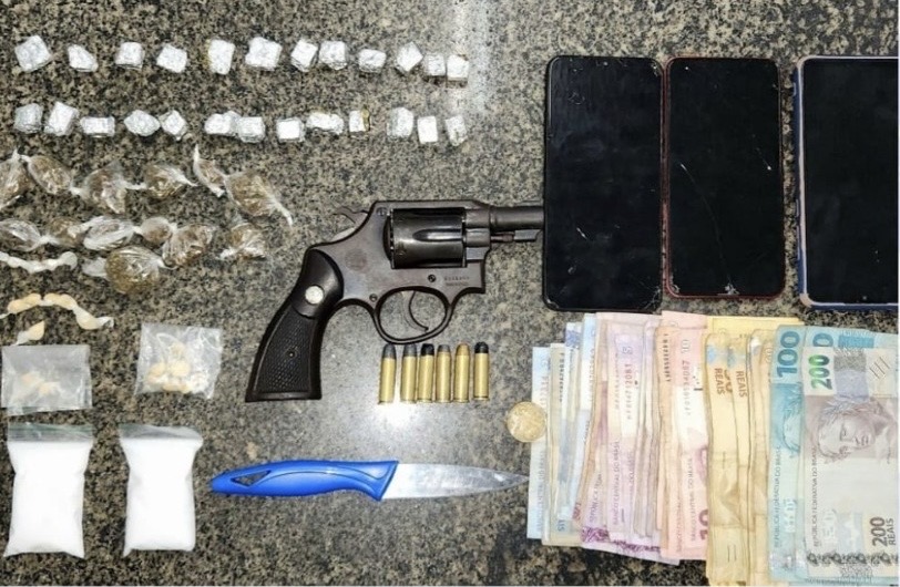 PM prende quatro homens e uma mulher por tráfico de drogas no Ceasa PM prende quatro homens e uma mulher por tráfico de drogas no Ceasa