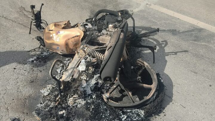 Homem morre após colisão frontal entre moto e caminhão