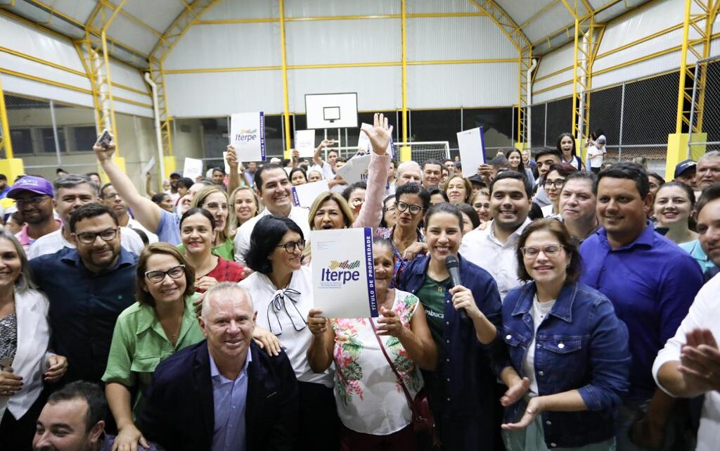 Governadora Raquel Lyra entrega títulos de domínio a trabalhadores rurais e inaugura quadra poliesportiva em escola estadual Governadora Raquel Lyra entrega títulos de domínio a trabalhadores rurais e inaugura quadra poliesportiva em escola estadual
