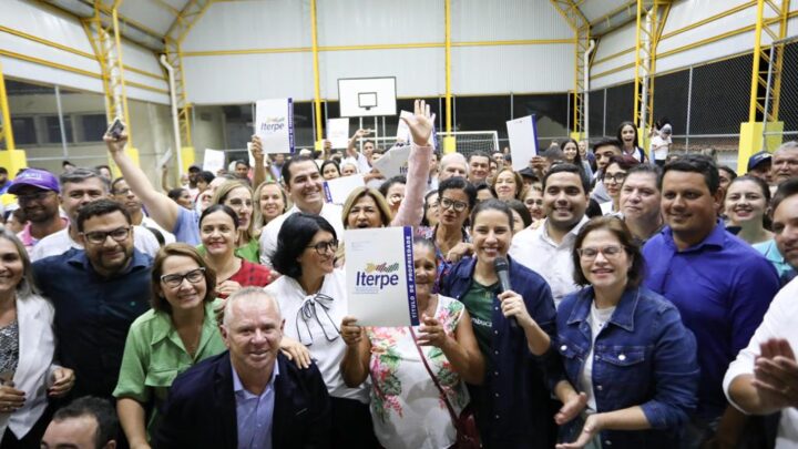 Governadora Raquel Lyra entrega títulos de domínio a trabalhadores rurais e inaugura quadra poliesportiva em escola estadual