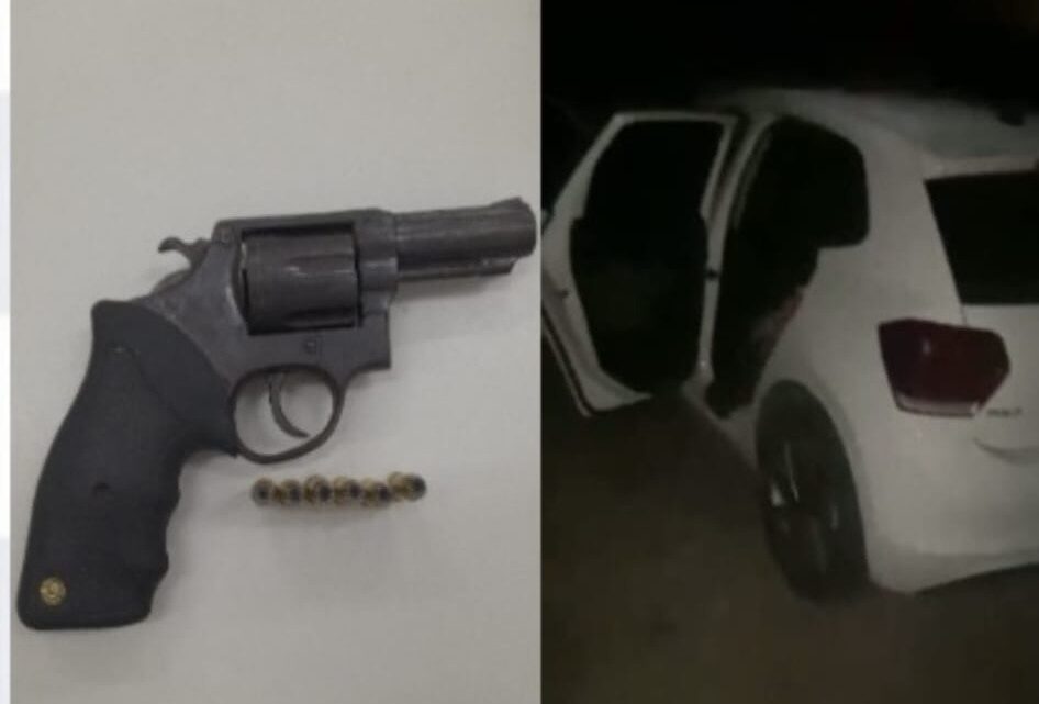 Dupla é detida e carro roubado é recuperado em Santa Cruz do Capibaribe Dupla é detida e carro roubado é recuperado em Santa Cruz do Capibaribe