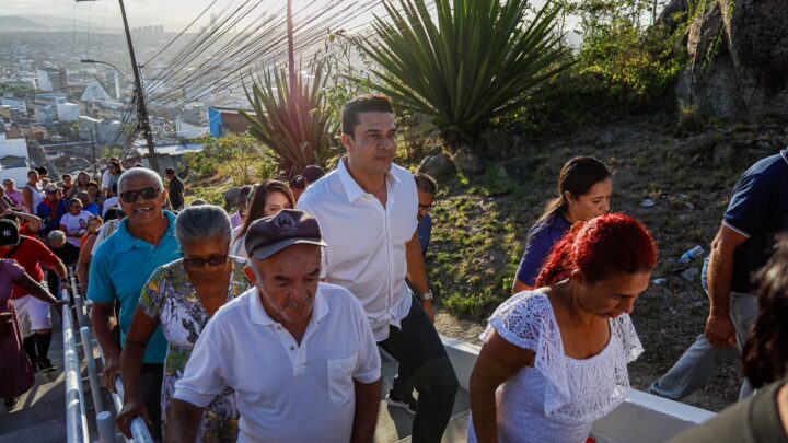 Prefeito Rodrigo Pinheiro se junta a milhares de fiéis e sobe o Monte Bom Jesus no Dia de Santa Luzia