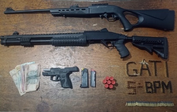 Homem é preso após roubar coleção de armas de fogo Homem é preso após roubar coleção de armas de fogo