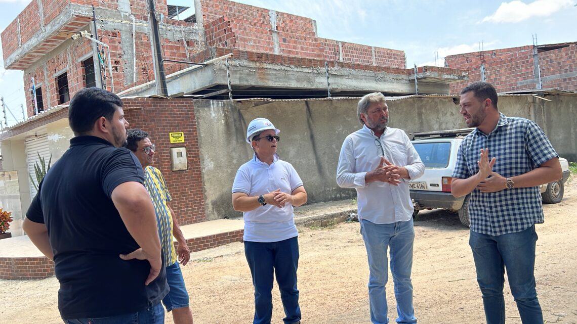 Vereador Val Lima e secretário de obras Andrews Melo fazem vistoria no Loteamento Del Rey em Caruaru Vereador Val Lima e secretário de obras Andrews Melo fazem vistoria no Loteamento Del Rey em Caruaru