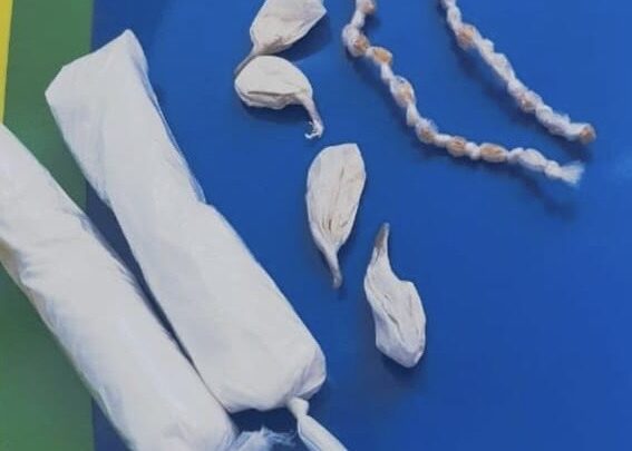 PM apreende cocaína e crack que estavam com dois indivíduos em uma moto