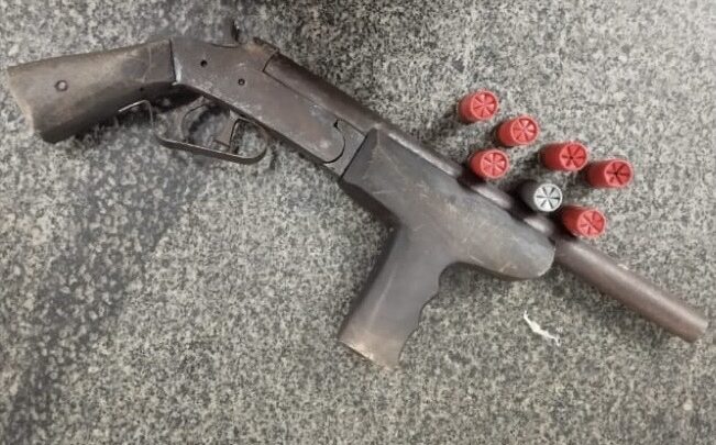 PM prende homem que estava com droga e arma de fogo