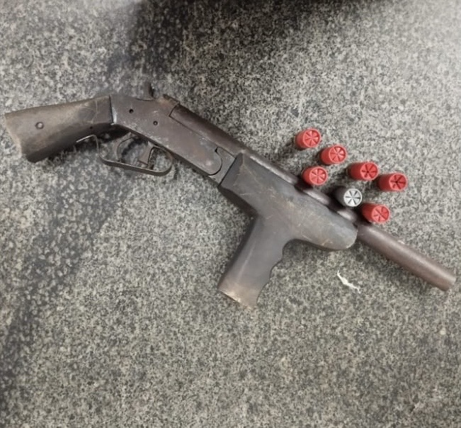 PM prende homem que estava com droga e arma de fogo PM prende homem que estava com droga e arma de fogo