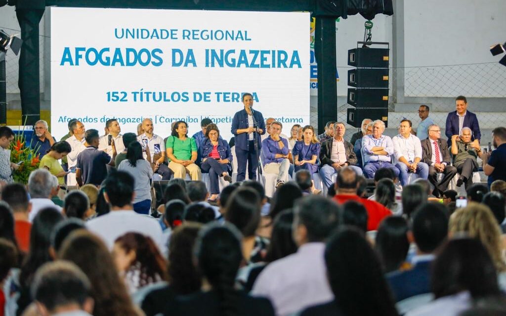 Governo de Pernambuco entrega 152 títulos de domínio para agricultores de quatro municípios do Sertão do Pajeú Governo de Pernambuco entrega 152 títulos de domínio para agricultores de quatro municípios do Sertão do Pajeú