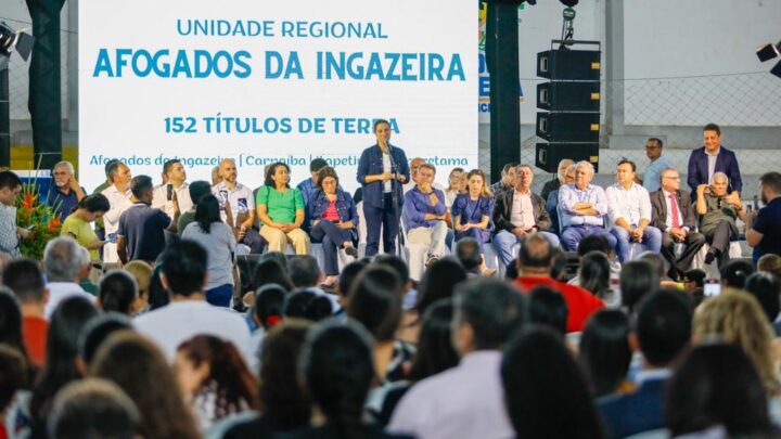 Governo de Pernambuco entrega 152 títulos de domínio para agricultores de quatro municípios do Sertão do Pajeú