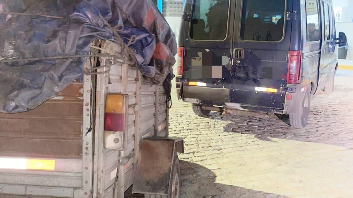 Van com excesso de passageiros e licenciamento atrasado é recolhida pela PRF Van com excesso de passageiros e licenciamento atrasado é recolhida pela PRF