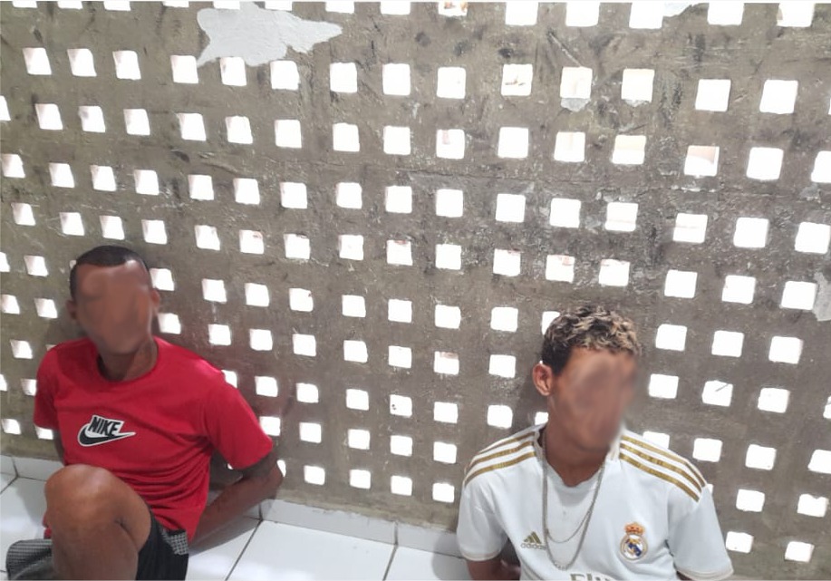 PM prende dupla que estava assaltando motoristas em viaduto utilizando simulacro de pistola PM prende dupla que estava assaltando motoristas em viaduto utilizando simulacro de pistola