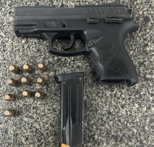 Homem é preso com arma de fogo e carro roubado