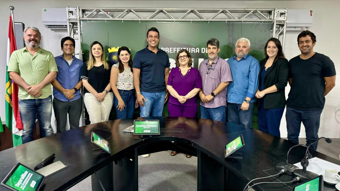 Rodrigo Pinheiro e Teresa Leitão discutem emendas parlamentares para Caruaru Rodrigo Pinheiro e Teresa Leitão discutem emendas parlamentares para Caruaru