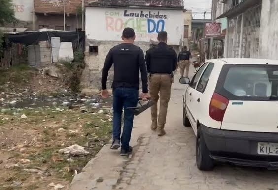 Operação contra homicídio, tráfico de drogas e porte irregular de armas em 4 bairros de Caruaru Operação contra homicídio, tráfico de drogas e porte irregular de armas em 4 bairros de Caruaru