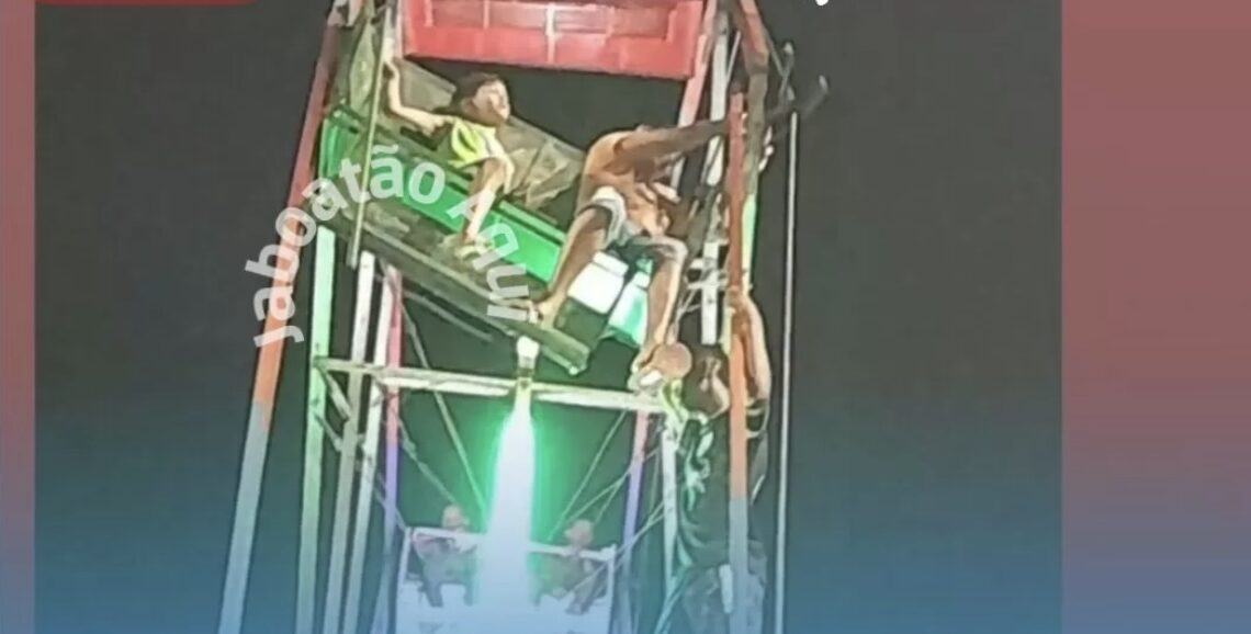 Cadeira de roda gigante quebra e duas pessoas correm risco de cair Cadeira de roda gigante quebra e duas pessoas correm risco de cair