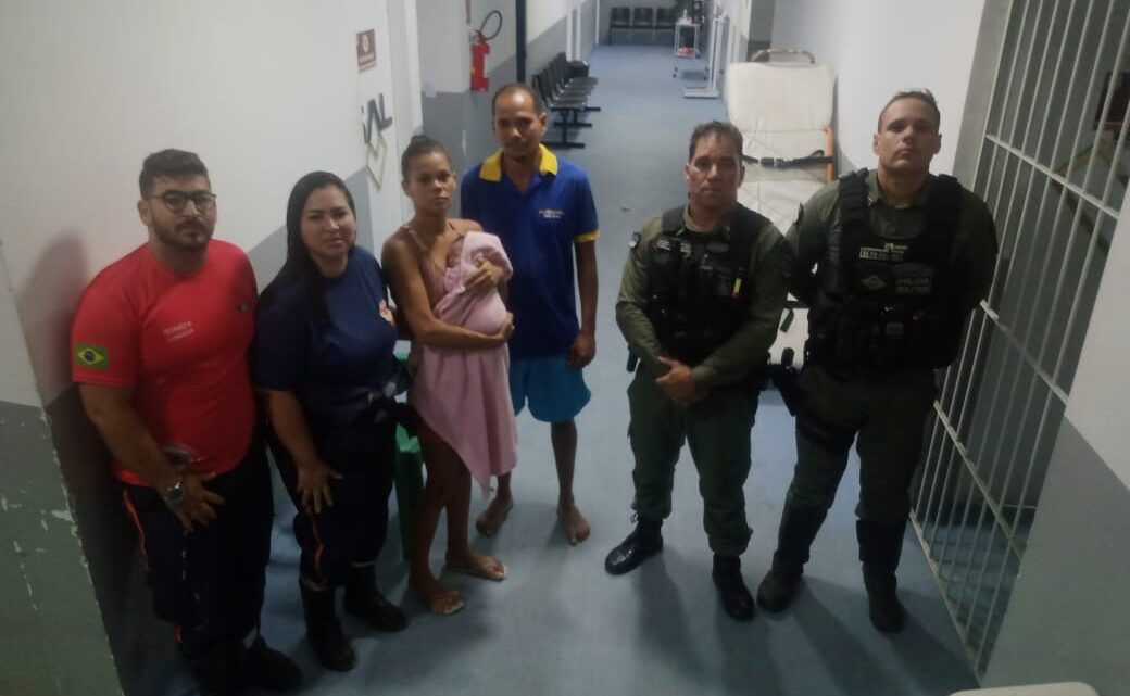 Policiais militares salvam bebê de engasgo Policiais militares salvam bebê de engasgo