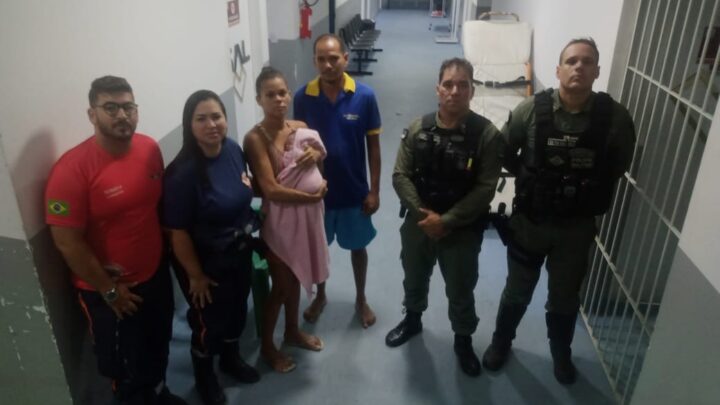 Policiais militares salvam bebê de engasgo