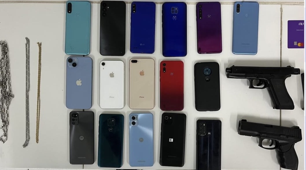 PM apreende diversos celulares e dois simulacros de arma de fogo PM apreende diversos celulares e dois simulacros de arma de fogo