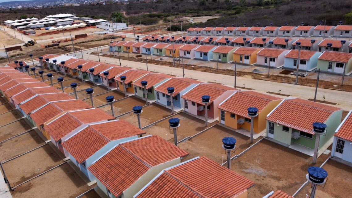 Morar Bem PE: governadora Raquel Lyra entrega chave de 40 novas residências e 422 títulos de propriedade a famílias de Caruaru Morar Bem PE: governadora Raquel Lyra entrega chave de 40 novas residências e 422 títulos de propriedade a famílias de Caruaru