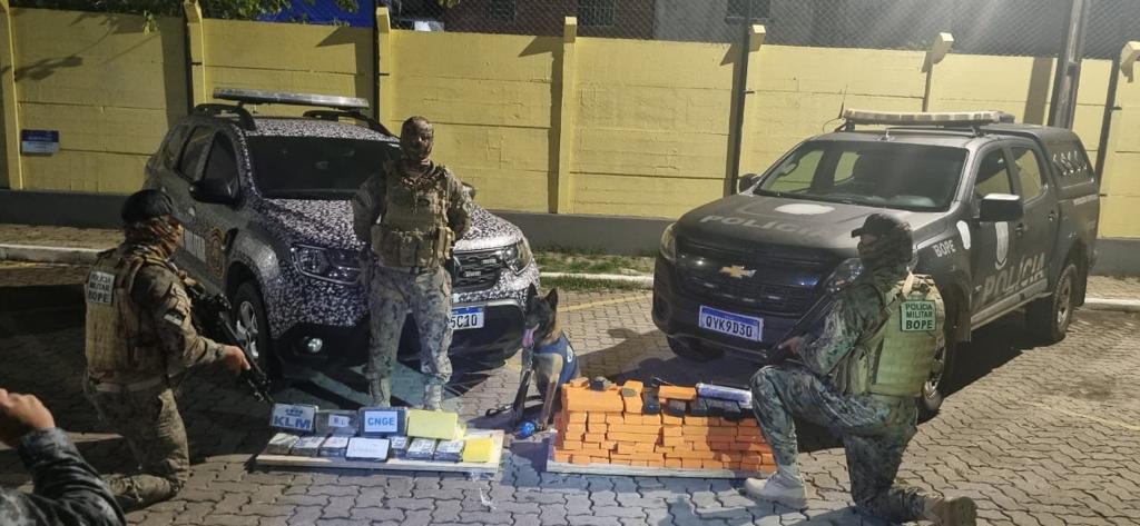 PM prende dois homens e apreende muita droga que estava em veículo PM prende dois homens e apreende muita droga que estava em veículo