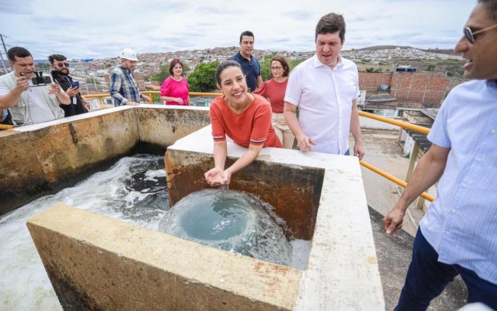 Governadora Raquel Lyra assina ordem de serviço de mais um trecho da Adutora do Agreste, que já está levando água do Rio São Francisco para a região Governadora Raquel Lyra assina ordem de serviço de mais um trecho da Adutora do Agreste, que já está levando água do Rio São Francisco para a região