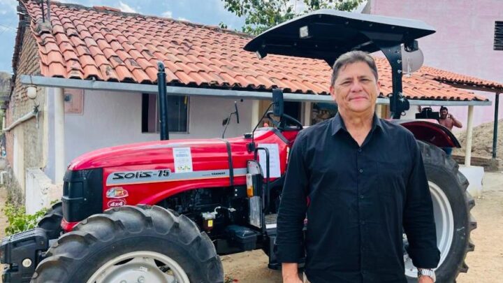 Nelson Diniz entrega trator a agricultores do Sítio Carneirinho