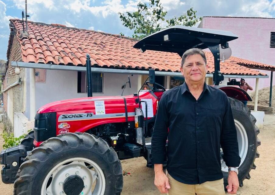 Nelson Diniz entrega trator a agricultores do Sítio Carneirinho Nelson Diniz entrega trator a agricultores do Sítio Carneirinho
