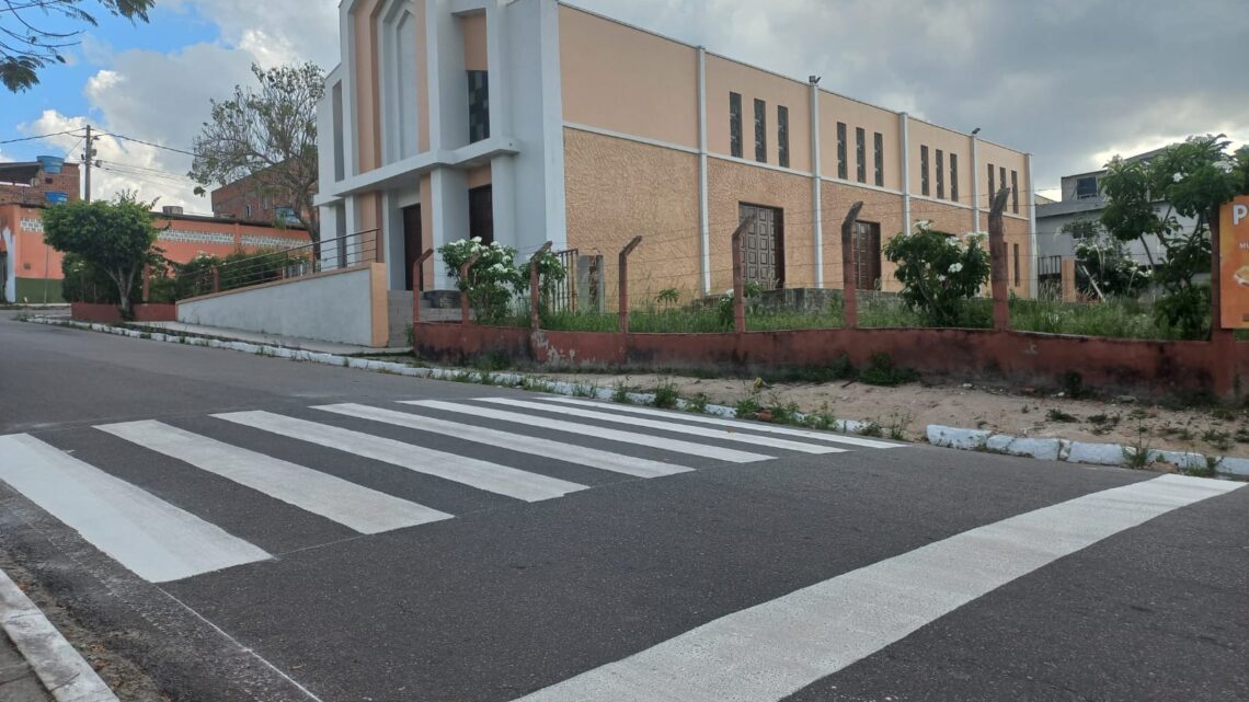 Júnior Letal comemora novas faixas de pedestres no bairro Agamenon Júnior Letal comemora novas faixas de pedestres no bairro Agamenon