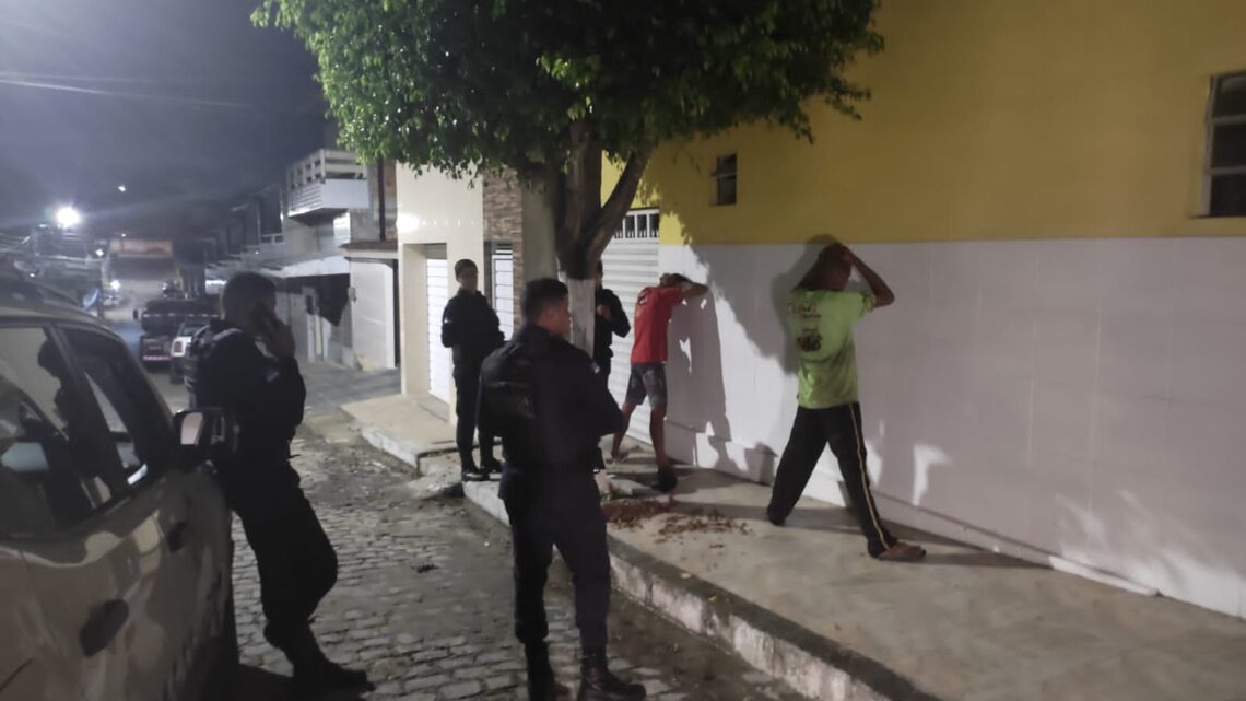 Guarda Municipal de Caruaru conduz à delegacia homens suspeitos de furto de fios Guarda Municipal de Caruaru conduz à delegacia homens suspeitos de furto de fios
