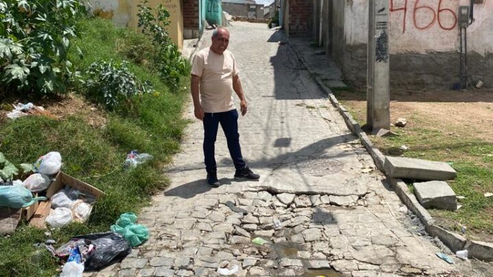 Vereador Edmilson do Salgado atende chamado de moradores para solucionar problemas de esgotos nas ruas do bairro Salgado