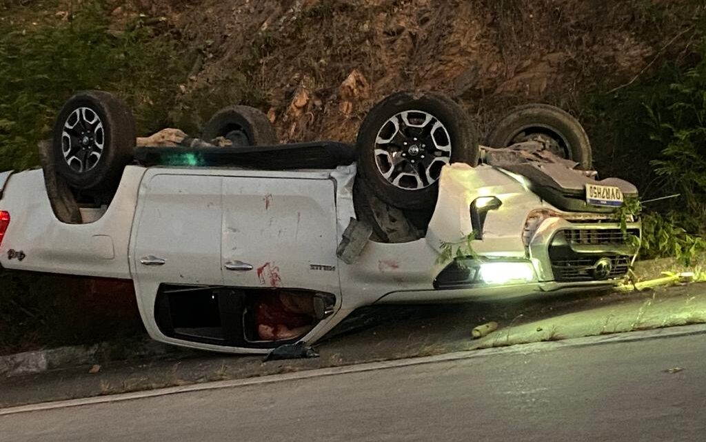 Duas pessoas morrem após troca de tiros seguido de capotamento na BR 232 Duas pessoas morrem após troca de tiros seguido de capotamento na BR 232