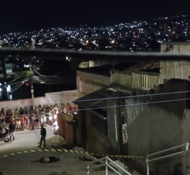 Jovem é assassinado e outro é baleado em Caruaru Jovem é assassinado e outro é baleado em Caruaru